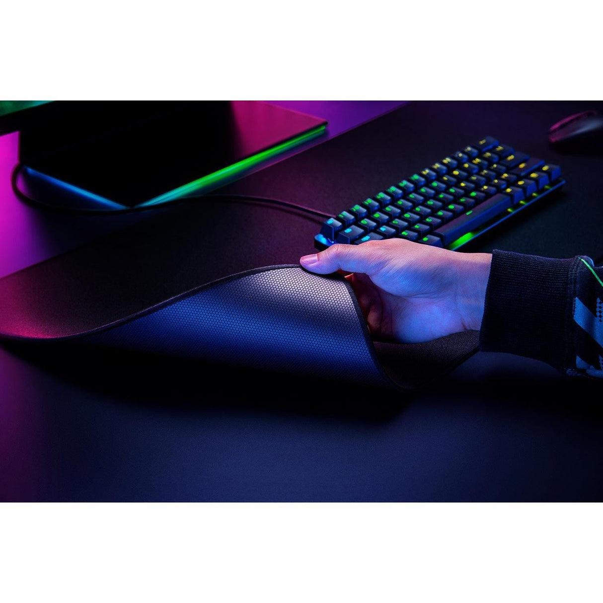 Razer Strider Gaming Mouse Pad Large - Black RZ02-03810200-R3M1